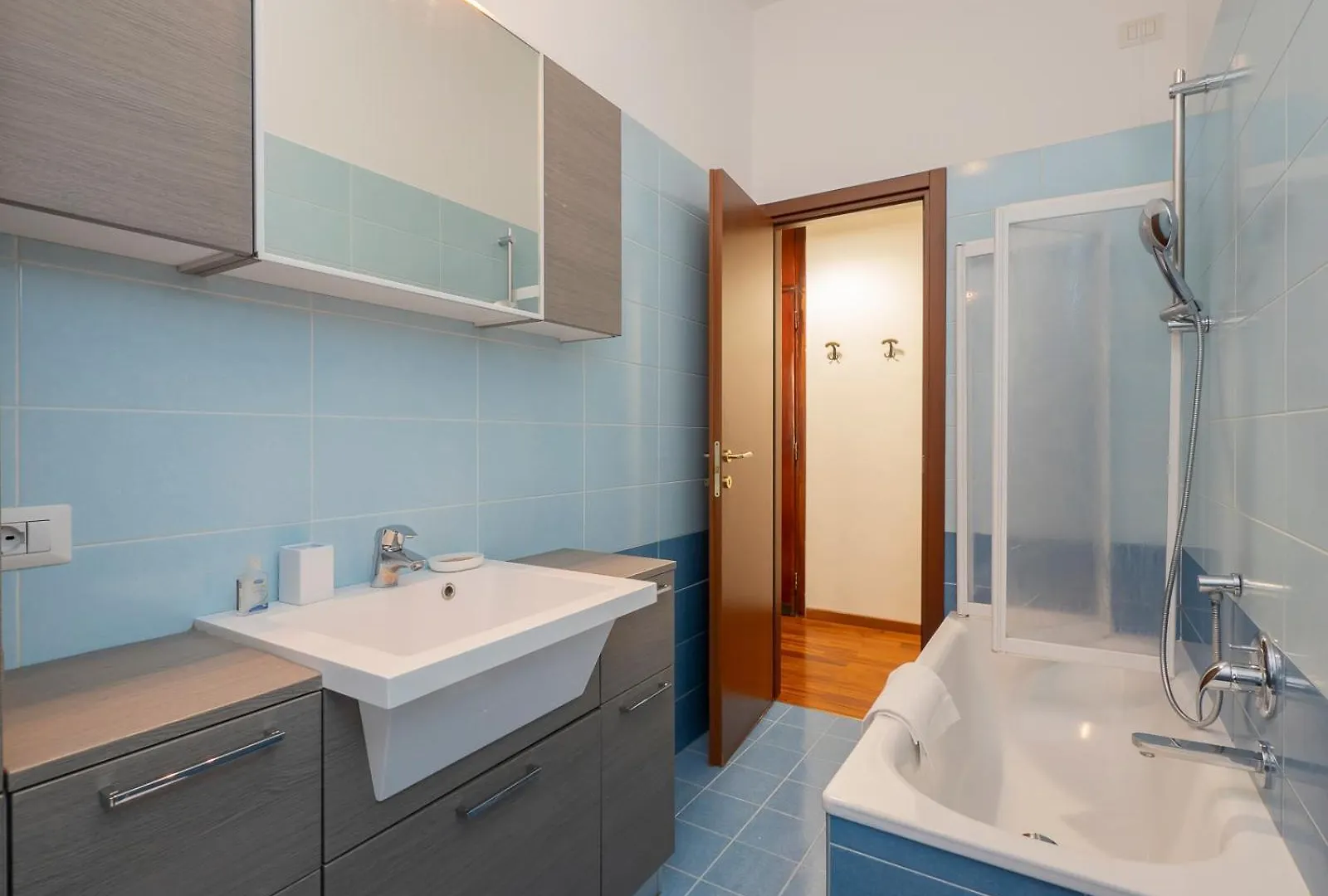 Xenia Apartments - Renovated Two-Room Apartment In Fiera Area Milão